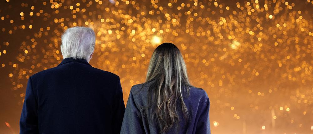 Für sie begann die Party zur Amtseinführung schon am Samstag: Donald (links) und Melania Trump schauen sich ein Feuerwerk im Trump National Golf Club Virginia an.