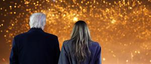 Für sie begann die Party zur Amtseinführung schon am Samstag: Donald (links) und Melania Trump schauen sich ein Feuerwerk im Trump National Golf Club Virginia an.     