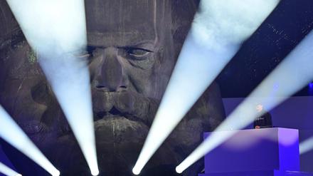 Karl Marx wird beleuchtet bei der Eröffnungsparty in Chemnitz.