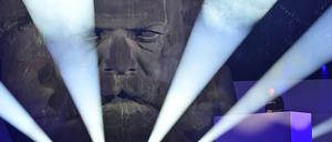 Karl Marx wird beleuchtet bei der Eröffnungsparty in Chemnitz.