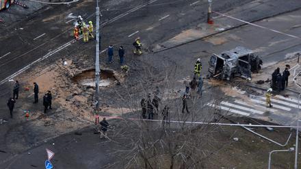 Ein Krater ist am Samstag auf einer Straße in Kiew zu sehen. Allein in der vergangenen Woche zählte die Ukraine mehr als 1.000 verschiedene Luftangriffe. 