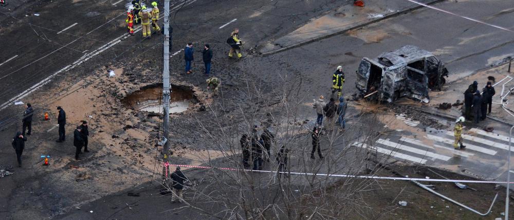 Ein Krater ist am Samstag auf einer Straße in Kiew zu sehen. Allein in der vergangenen Woche zählte die Ukraine mehr als 1.000 verschiedene Luftangriffe. 