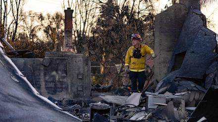 In Los Angeles warnt der Wetterdienst vor der Rückkehr der gefährlichen Starkwinde, die das mühsam eingegrenzte Feuer neu anfachen könnten.