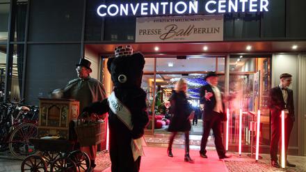 Ein Mann mit Leierkasten und ein Bär stehen vor dem Titanic Hotel. Im Mittelpunkt des Berliner Presseballs steht die Bedeutung der Presse- und Meinungsfreiheit.