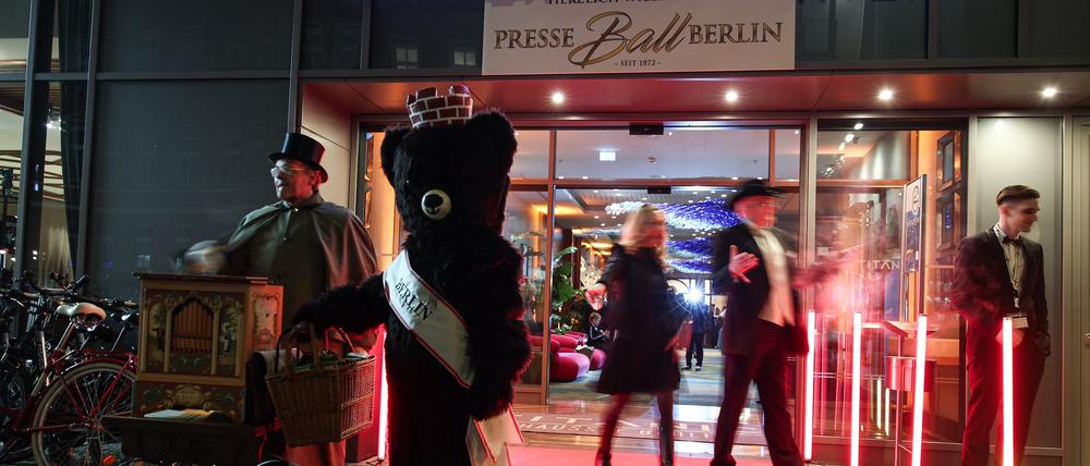 Ein Mann mit Leierkasten und ein Bär stehen vor dem Titanic Hotel. Im Mittelpunkt des Berliner Presseballs steht die Bedeutung der Presse- und Meinungsfreiheit.