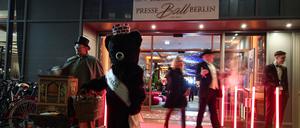 Ein Mann mit Leierkasten und ein Bär stehen vor dem Titanic Hotel. Im Mittelpunkt des Berliner Presseballs steht die Bedeutung der Presse- und Meinungsfreiheit.