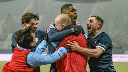 Myron Boadu jubelt nach dem Tor zum 3:3 mit der Mannschaft.
