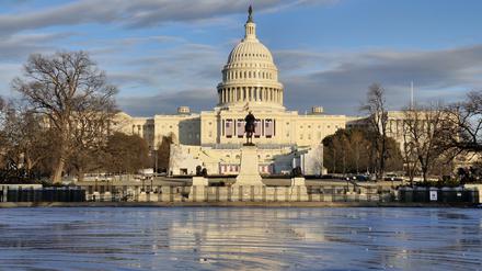 Eine gefrorene Wasserfläche vor dem Kapitol in Washington. Wegen eisiger Kälte wird die Amtseinführung des künftigen US-Präsidenten Trump ins Kapitol verlegt. 