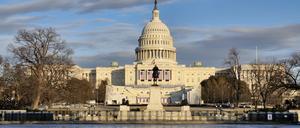 Eine gefrorene Wasserfläche vor dem Kapitol in Washington. Wegen eisiger Kälte wird die Amtseinführung des künftigen US-Präsidenten Trump ins Kapitol verlegt. 