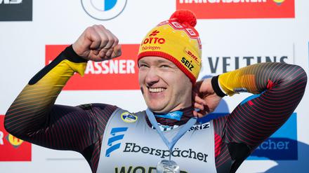 Zweitplatzierter Max Langenhan jubelt bei der Siegerehrung.