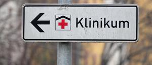 Ein Schild mit rotem Kreuz weist den Weg zum Klinikum Ernst von Bergmann in Potsdam.