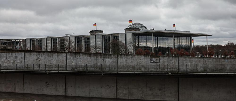 Nach einem Steinwurf auf das Paul-Löbe-Haus hat die Polizei einen Tatverdächtigen festgenommen. (Archivfoto)