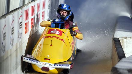 Francesco Friedrich, Matthias Sommer, Alexander Schueller und Felix Straub aus Deutschland beenden ihren zweiten Lauf im Viererbob beim Bob-Weltcup in Innsbruck mit einem Sieg