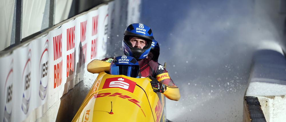 Francesco Friedrich, Matthias Sommer, Alexander Schueller und Felix Straub aus Deutschland beenden ihren zweiten Lauf im Viererbob beim Bob-Weltcup in Innsbruck mit einem Sieg