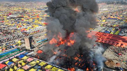 Feuer bei riesigem Pilgerfest in Indien.