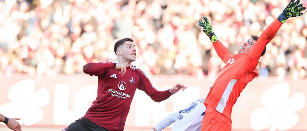 Nürnbergs Stefanos Tzimas köpft den Ball ins KSC-Tor.