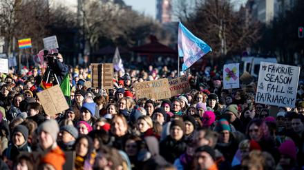 Tausende von Menschen zogen beim „Flinta* March 2025“ durch Berlins Innenstadt und demonstrierten gegen Diskriminierung und für gleiche Rechte. 