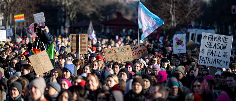 Tausende von Menschen zogen beim „Flinta* March 2025“ durch Berlins Innenstadt und demonstrierten gegen Diskriminierung und für gleiche Rechte.
