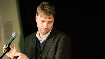 Der Bundestagsabgeordnete Stefan Gelbhaar (Bündnis 90/Die Grünen) reagiert auf seine ausgebliebene Wiederwahl als Direktkandidat für den Wahlkreis Berlin-Pankow.