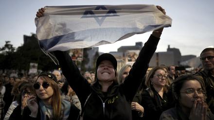 In Tel Aviv versammelten sich am Sonntagabend hunderte Menschen, um auf einer Leinwand die Freilassung der drei Frauen gemeinsam zu sehen.