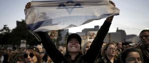 In Tel Aviv versammelten sich am Sonntagabend hunderte Menschen, um auf einer Leinwand die Freilassung der drei Frauen gemeinsam zu sehen.