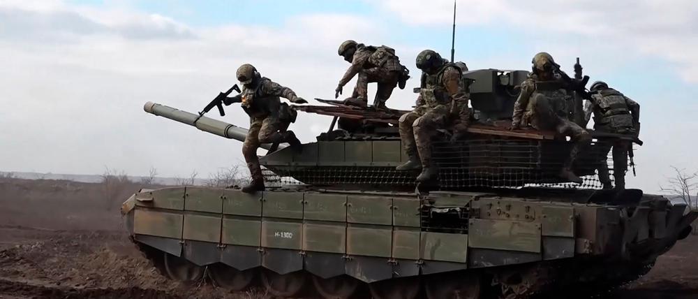 Russische Soldaten in der Ukraine. Der ukrainische Militärexperte Olexander Kowalenko warnt vor den seiner Meinung nach bestehende Gefahren einer Waffenruhe. (Archivbild)