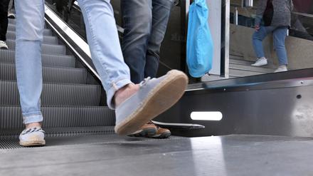 Ein Passant steigt im Potsdamer Hauptbahnhof von der neuen Rolltreppen.