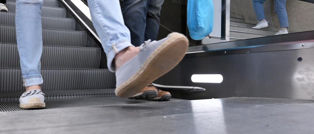 Ein Passant steigt im Potsdamer Hauptbahnhof von der neuen Rolltreppen.