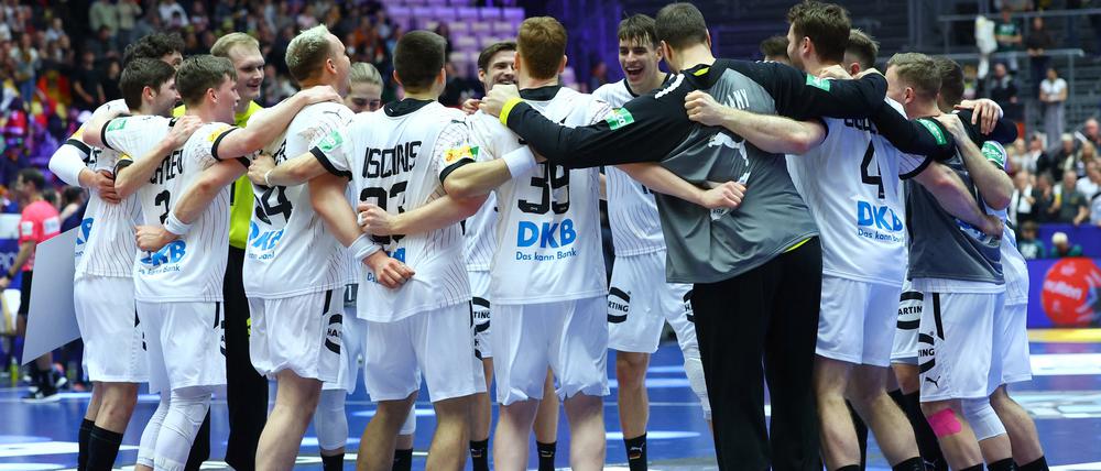 Die deutschen Handballer feiern den Einzug ins Achtelfinale.