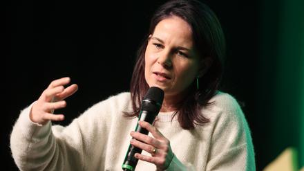 Annalena Baerbock (Bündnis 90/Die Grünen), Bundesaußenministerin, spricht bei einer Wahlkampfveranstaltung im Volksbad. Am 23. Februar 2025 wird ein neuer Bundestag gewählt. 