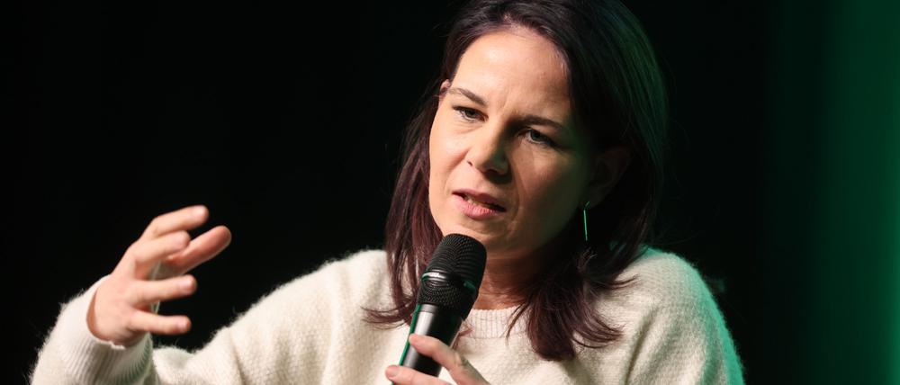 Annalena Baerbock (Bündnis 90/Die Grünen), Bundesaußenministerin, spricht bei einer Wahlkampfveranstaltung im Volksbad. Am 23. Februar 2025 wird ein neuer Bundestag gewählt.
