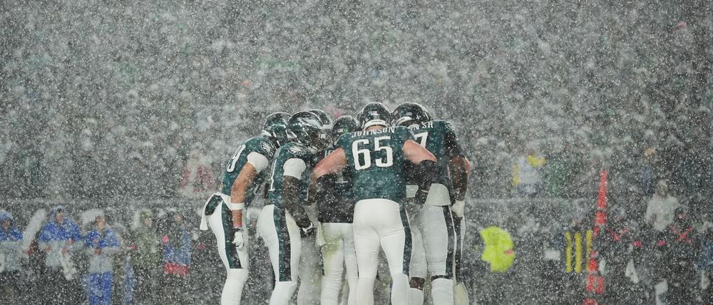 Im dichten Schneetreiben setzten sich die Eagles gegen die Los Angeles Rams durch.