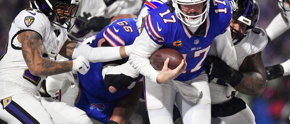 Josh Allen (rechts) erledigte, was erledigt werden musste für die Bills.