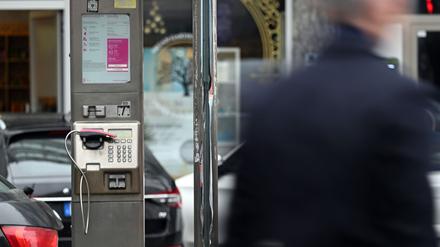 Ein defekter öffentlicher Fernsprecher steht am Rande des Weges. (Archivbild)