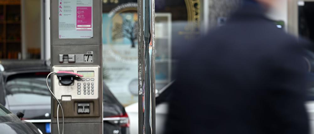 Ein defekter öffentlicher Fernsprecher steht am Rande des Weges. (Archivbild)