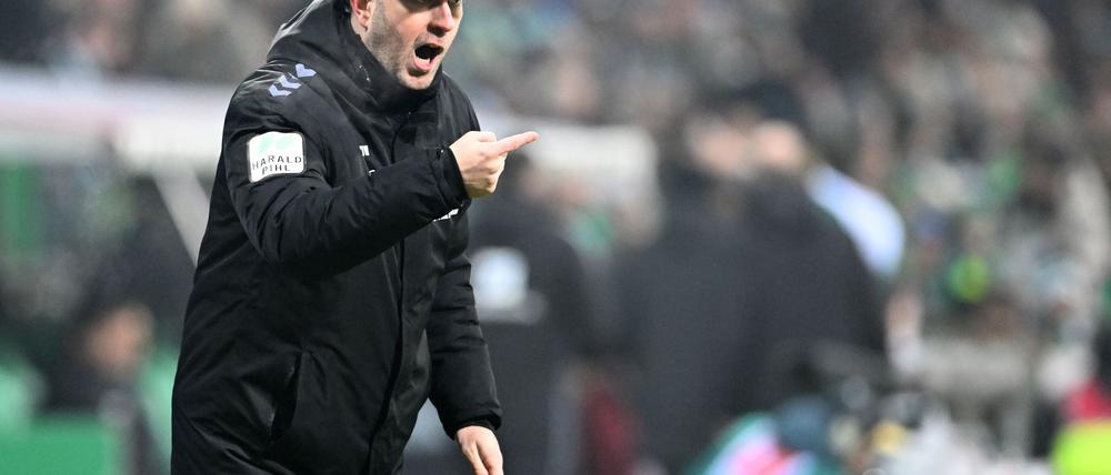 Werder-Trainer Ole Werner hat mit seinen Spielern einiges zu besprechen.
