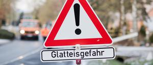 Ein Schild weist auf Glatteisgefahr hin. (Symbolbild)