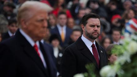 Der designierte US-Präsident Donald Trump und der designierte US-Vizepräsident JD Vance bei einer Kranzniederlegung auf dem Arlington National Cemetery.