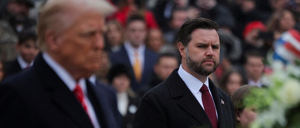 Der designierte US-Präsident Donald Trump und der designierte US-Vizepräsident JD Vance bei einer Kranzniederlegung auf dem Arlington National Cemetery.