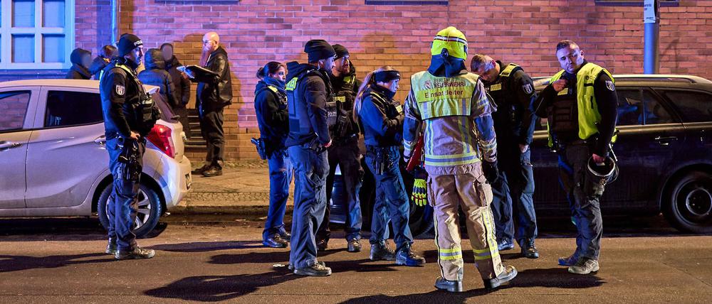 In Kreuzberg ist ein junger Mann durch Schüsse aus einer Schreckschusspistole vergangene Nacht am Bein verletzt worden. 