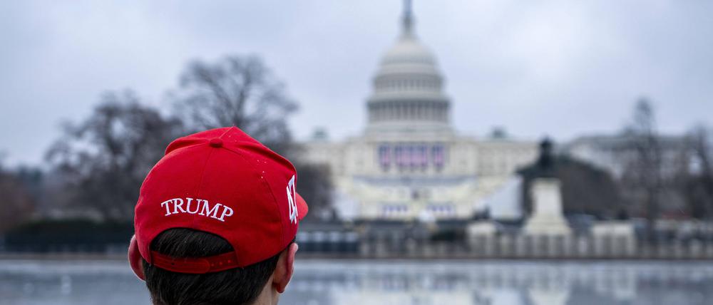 Ein Trump-Anhänger blickt am Tag der Inauguration auf das US-Kapitol in Washington, DC.