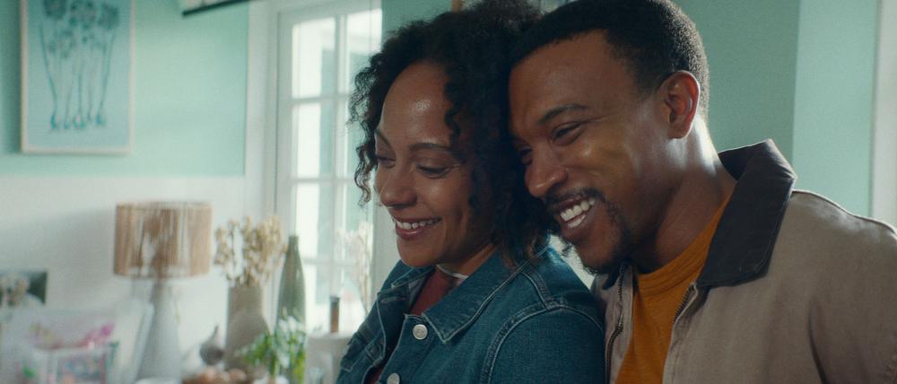 Kat (Rosalind Eleazar) sucht nach ihrem verschwundenen Verlobten Josh (Ashley Walters)