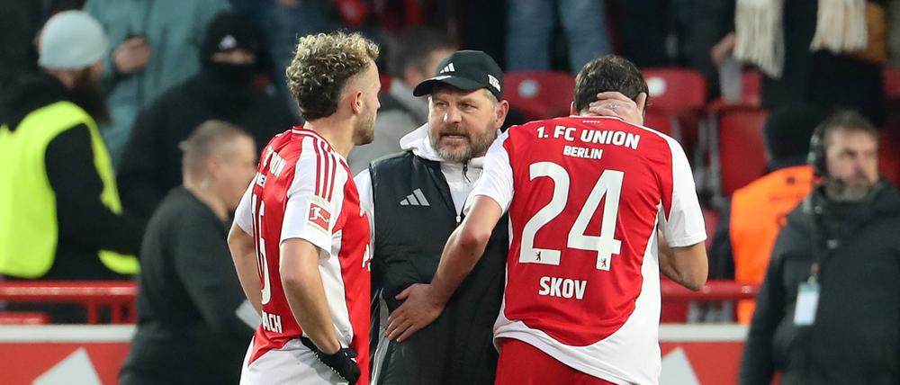 Union-Trainer Steffen Baumgart (Mitte) redet mit Robert Skov (rechts) und Benedict Hollerbach.