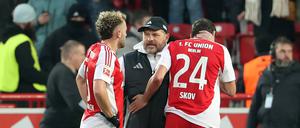 Union-Trainer Steffen Baumgart (Mitte) redet mit Robert Skov (rechts) und Benedict Hollerbach.