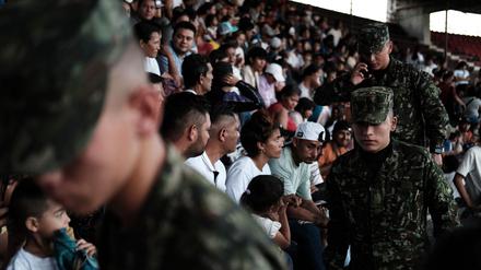 Nach Kämpfen zwischen der linksgerichteten Guerillagruppe ELN und Mitgliedern der Revolutionären Streitkräfte Kolumbiens (FARC) ist die Zahl der Todesopfer auf 80 gestiegen. 