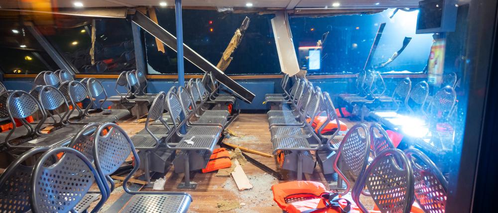 Schäden im Fahrgastbereich der Fähre, die am Anleger Dockland festgemacht hat. Auf der Elbe ist eine Schute gegen eine Fähre geprallt, dabei wurden mehrere Menschen verletzt.