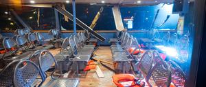 Schäden im Fahrgastbereich der Fähre, die am Anleger Dockland festgemacht hat. Auf der Elbe ist eine Schute gegen eine Fähre geprallt, dabei wurden mehrere Menschen verletzt.