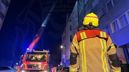 In einem siebenstöckigen Gebäude in der Hertzbergstraße hat es am Montag gebrannt.