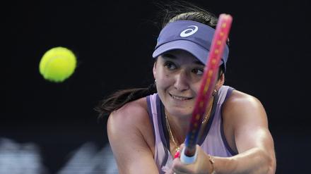 20.01.2025, Australien, Melbourne: Tennis: Grand Slam, Australian Open, Einzel, Damen, Achtelfinale, Lys (Deutschland) - Swiatek (Polen), Rod Laver Arena. ) Eva Lys aus Deutschland spielt einen Rückhand-Return. Foto: Vincent Thian/AP/dpa +++ dpa-Bildfunk +++