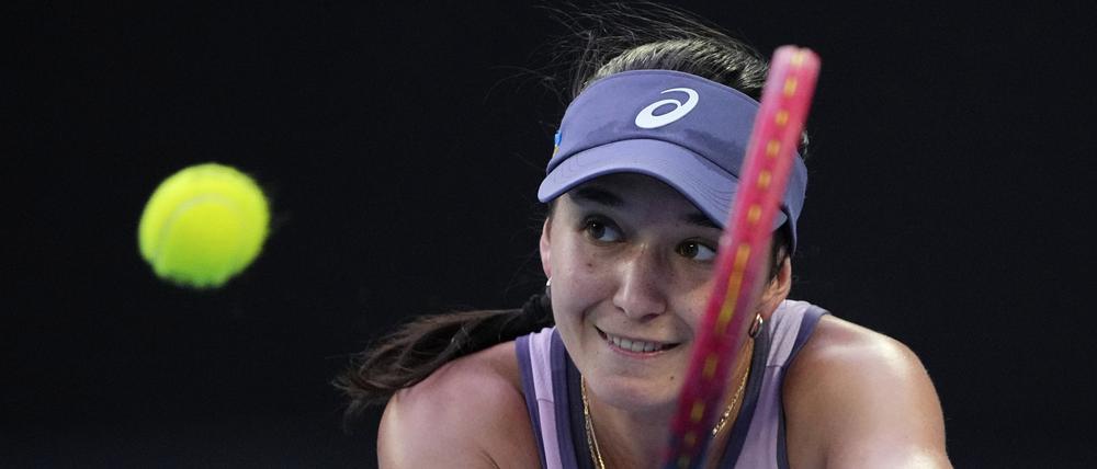 20.01.2025, Australien, Melbourne: Tennis: Grand Slam, Australian Open, Einzel, Damen, Achtelfinale, Lys (Deutschland) - Swiatek (Polen), Rod Laver Arena. ) Eva Lys aus Deutschland spielt einen Rückhand-Return. Foto: Vincent Thian/AP/dpa +++ dpa-Bildfunk +++